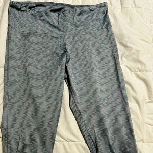 Women’s C9 workout capri leggings. Large.